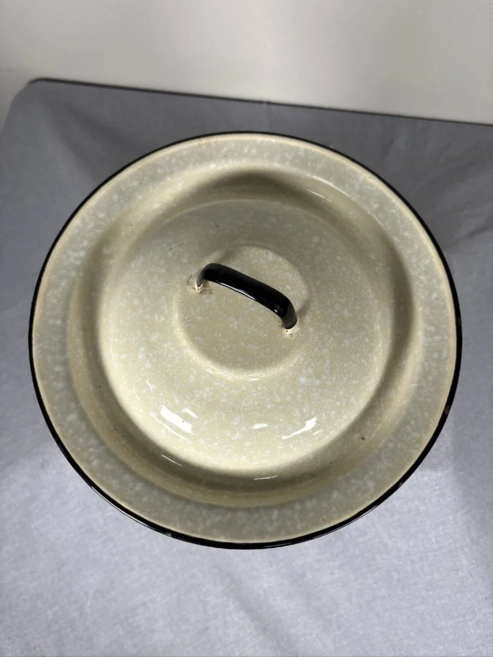 Vintage Cream Speckled Enamelware Chamber Pot With Lid And Wooden Handle